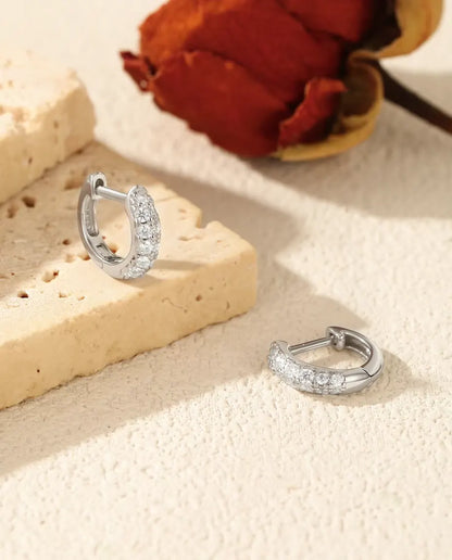 Huggie Oorringen met Moissanite - 11 mm met pavé van 26 stenen in kleur D, 925 sterling zilver