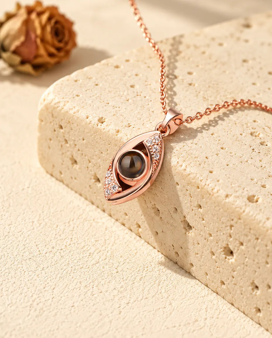 Roségoudkleurige ketting met het boze oog en oogleden die bezet zijn met zirkonia