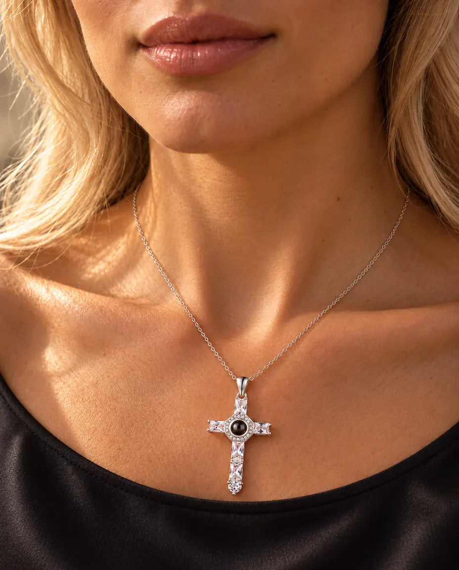 Vrouw in een zwarte top draagt de zilverkleurige ketting met kruis van zirkonia