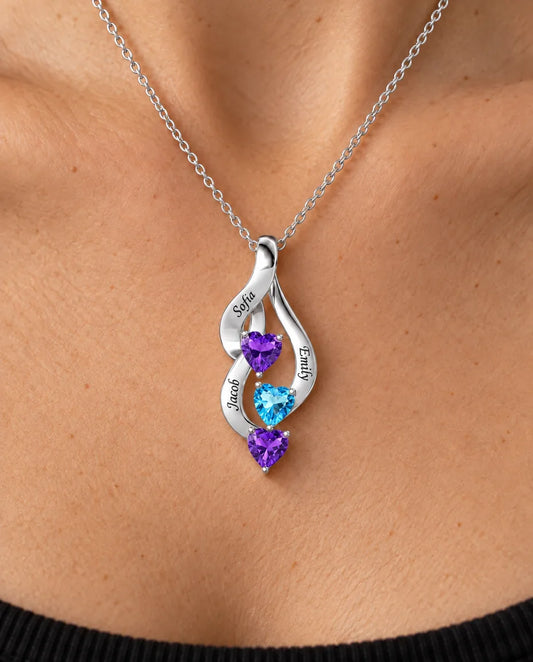 Geboortesteen Ketting met 3 Hartjes en 3 Namen — 925 Sterling Zilver - gedragen door een model