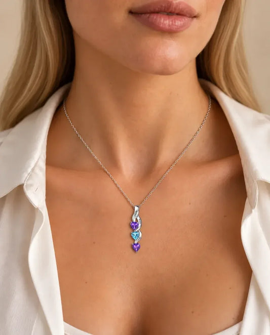 Ketting met Geboortesteen - gedragen door een model