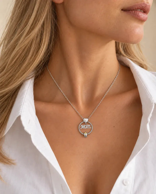 Gepersonaliseerde Ketting voor Mama - gedragen door een model