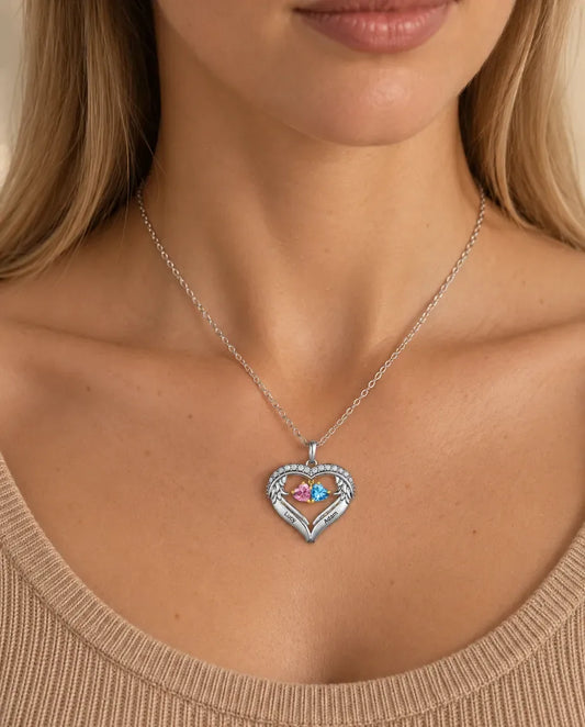 Gepersonaliseerde Ketting met Gevleugeld Hart - gedragen door een model