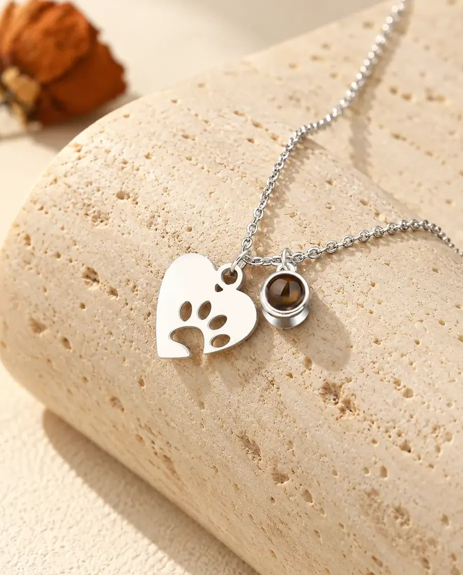 Gepersonaliseerde zilverkleurige ketting met foto van je huisdier: hart met pootafdruk en klein projectiesteentje