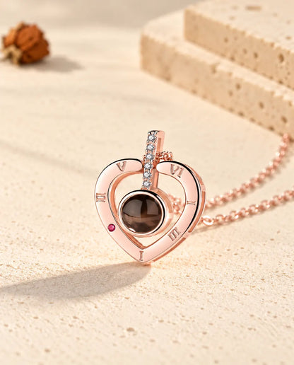 Close-up van de roségoudkleurige hanger met Romeinse cijfers en het staafje met zirkonia