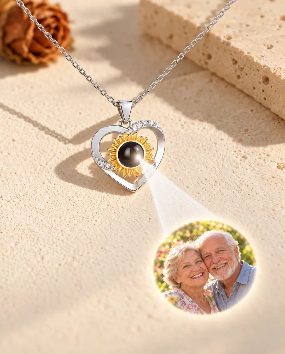 Ketting met hart en zonnebloem projecteert een foto van opa en oma op crèmekleurig gips