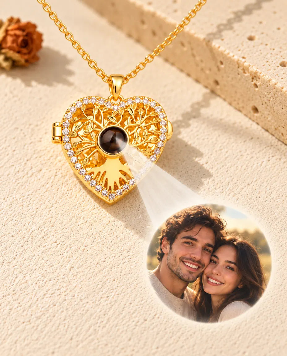 Licht schijnt door het bruine steentje van het goudkleurige hartmedaillon en projecteert een foto van een lachend stel
