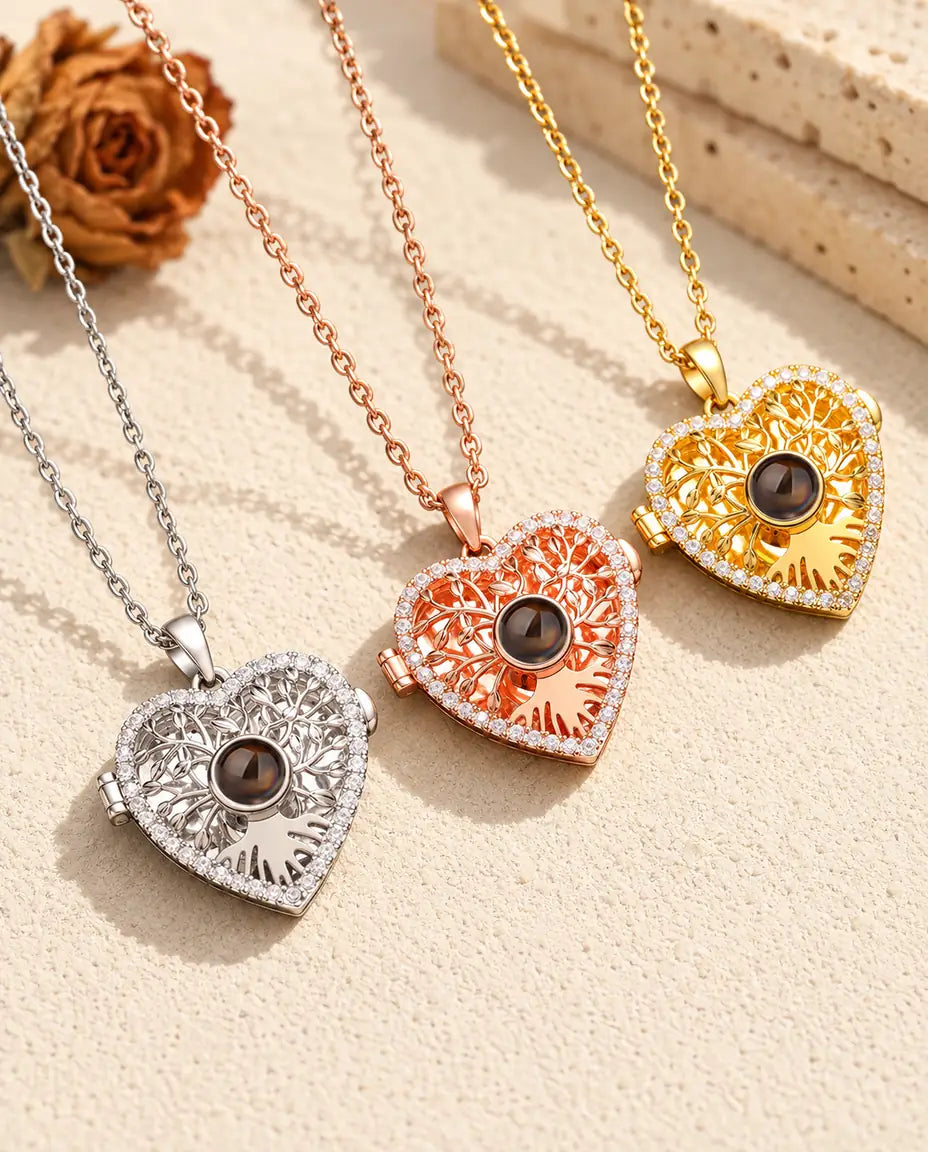 De ketting met hartmedaillon, levensboom en projectiesteentje in drie kleuren naast elkaar