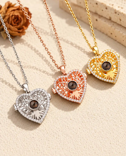 De ketting met hartmedaillon, levensboom en projectiesteentje in drie kleuren naast elkaar
