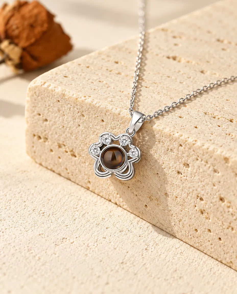 Gepersonaliseerde zilverkleurige ketting met foto erin: fijn pootje op een blok travertijn