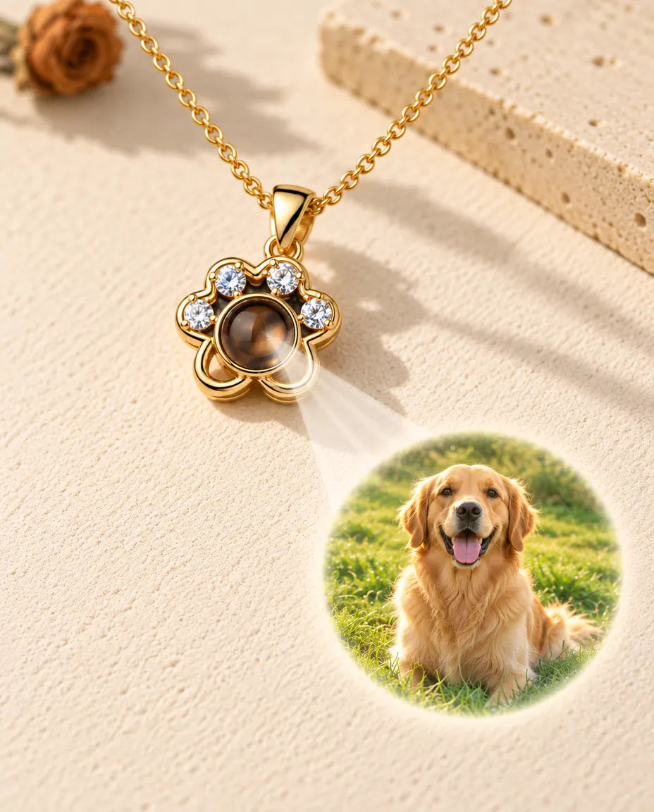Goudkleurig pootje projecteert een foto van een golden retriever op crèmekleurig gips