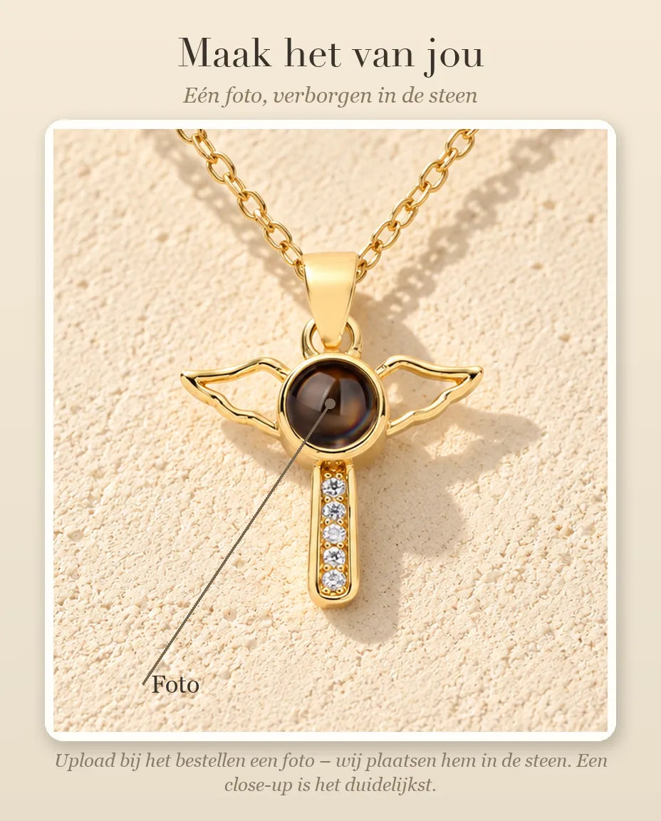 Uitleg waar je foto komt in het projectiesteentje van de ketting met kruisje en engelenvleugels