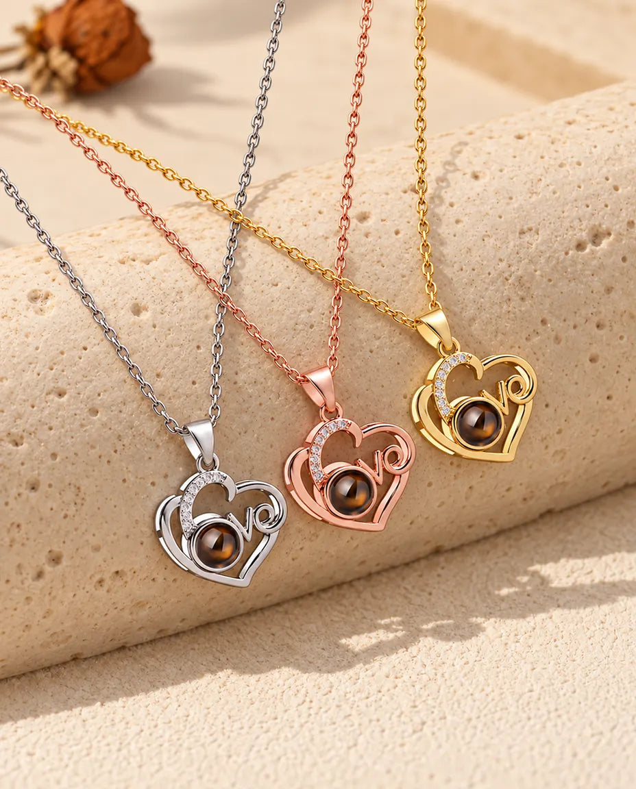 De drie kleuren van de Love-hart ketting met foto erin, netjes op een rij naast elkaar