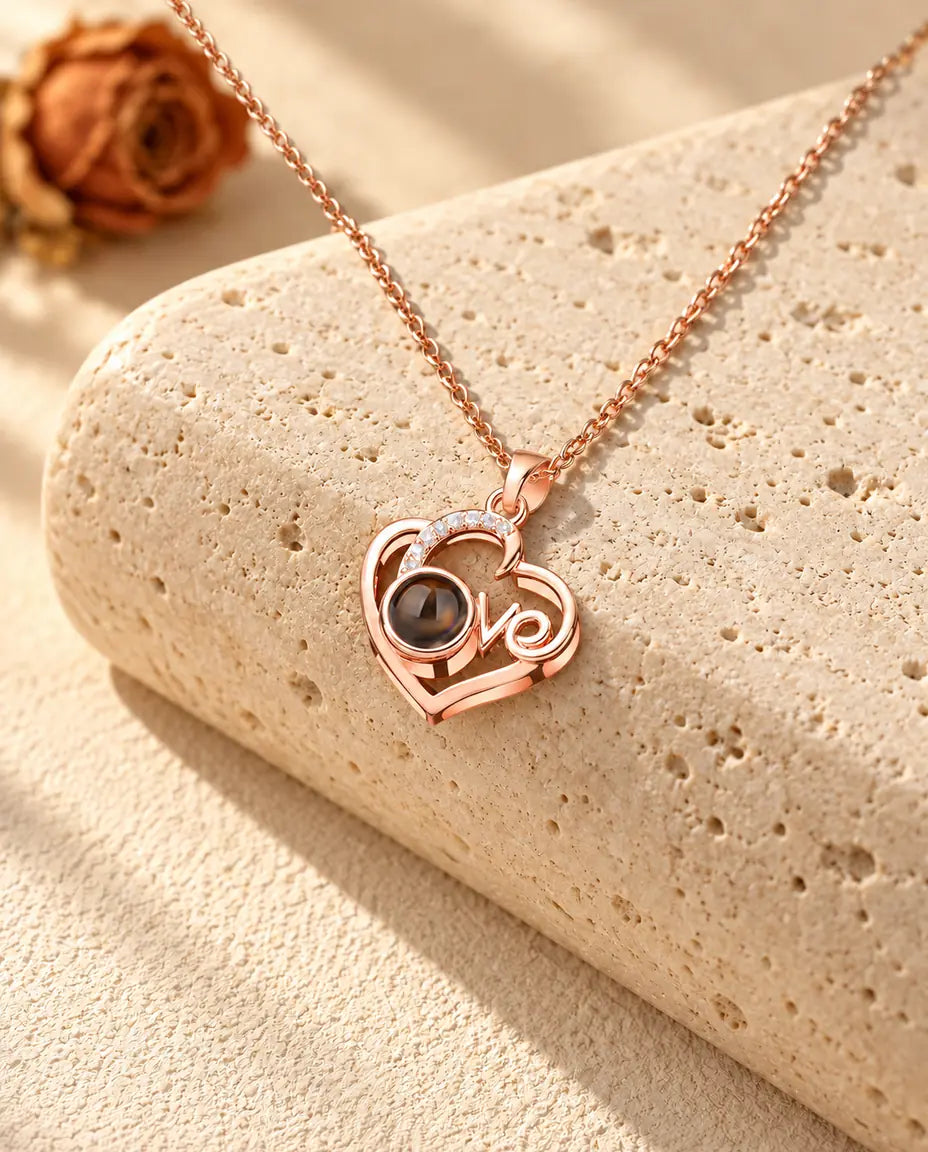 Roségoudkleurige Love-hart ketting met foto erin op travertin in warm zonlicht