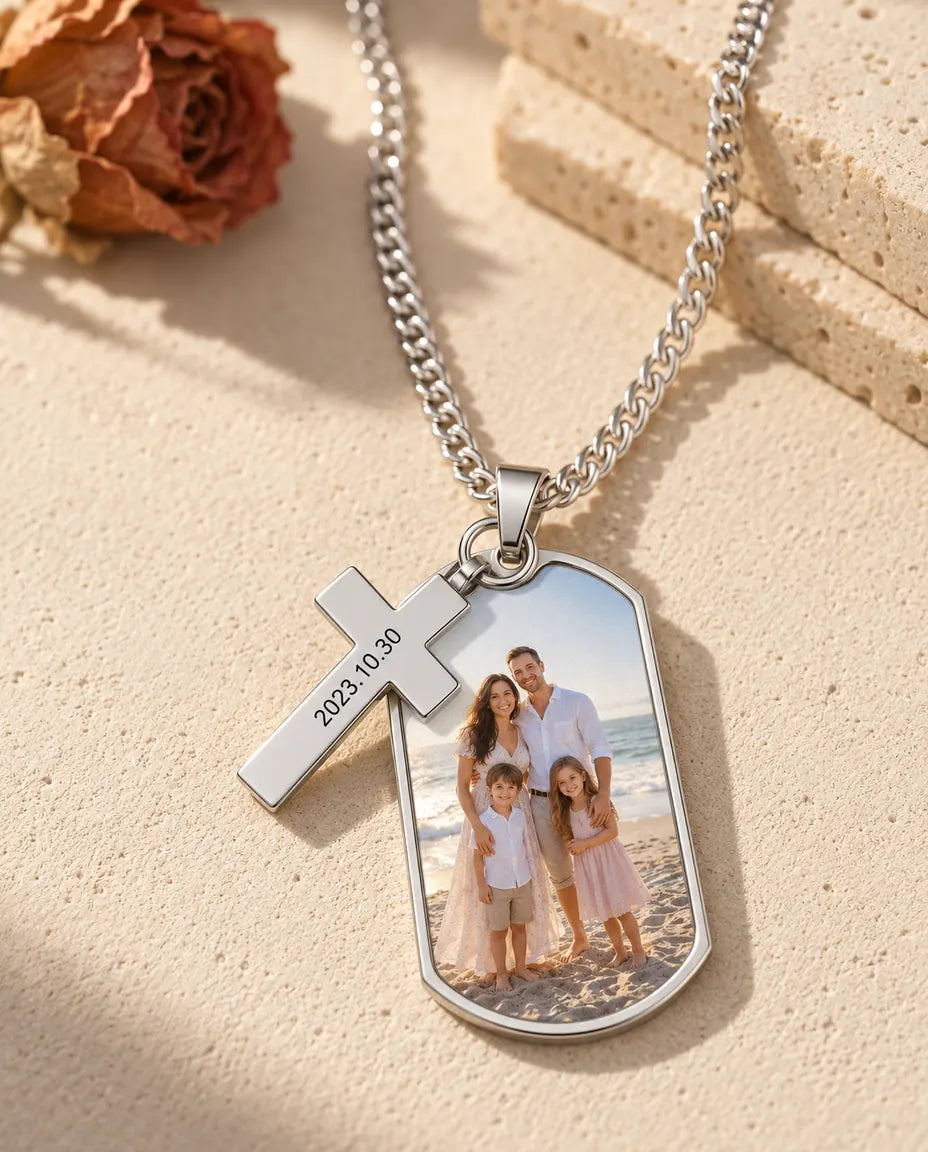 Ketting met foto met een kleurenfoto van een gezin en een klein kruisje met gegraveerde datum