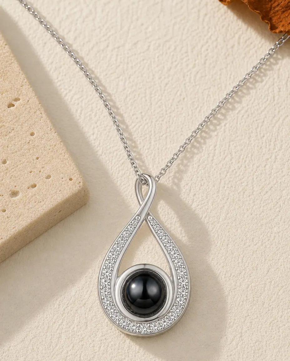 Ketting met Foto Erin – Druppelvormige Hanger met Zirkonia Bogen en Zwarte Steen