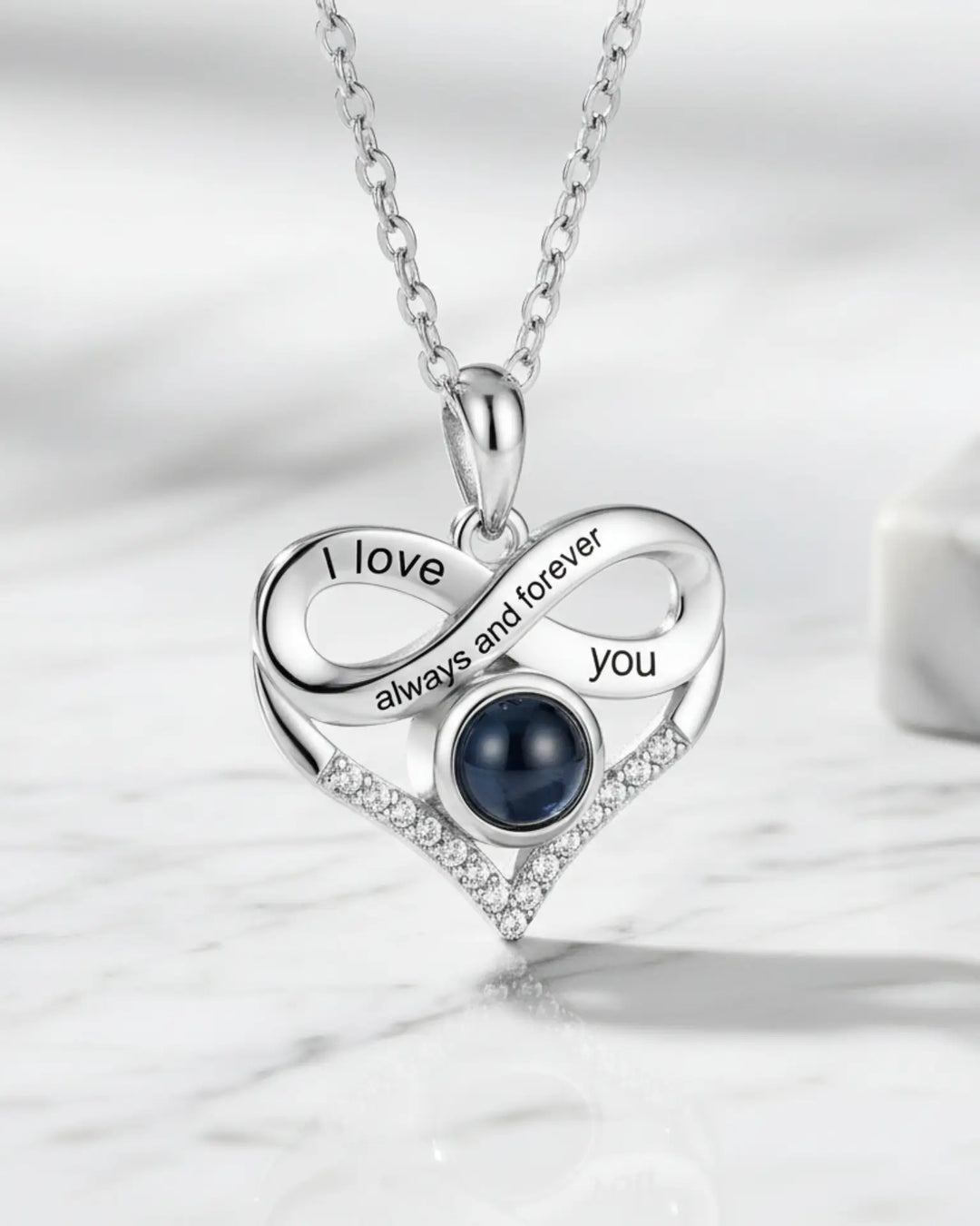 Ketting met Foto Erin – Oneindig Hart met Pavé V en Twee Gravureregels