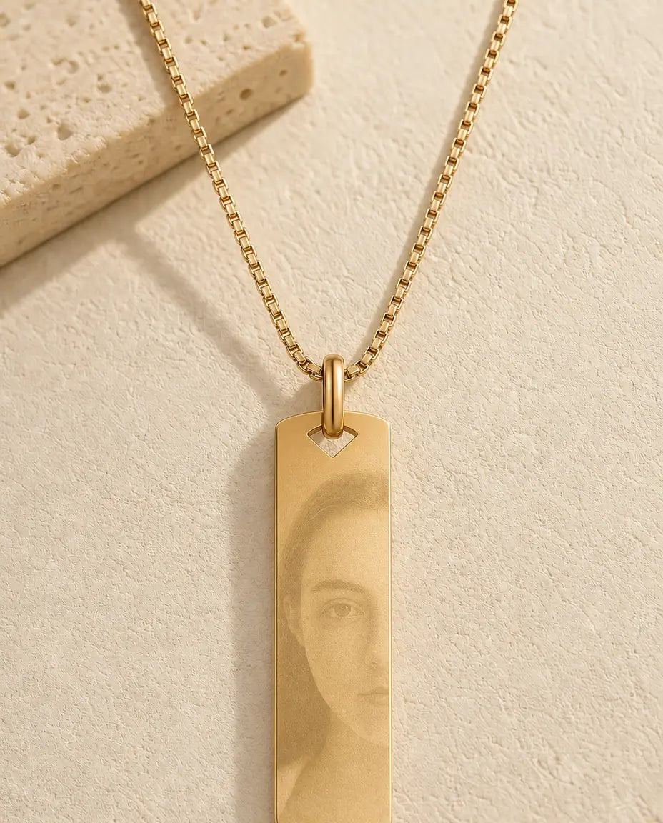 Ketting met Foto – Gegraveerde Staafhanger in Zilver, Goud of Zwart met Naam Achterop