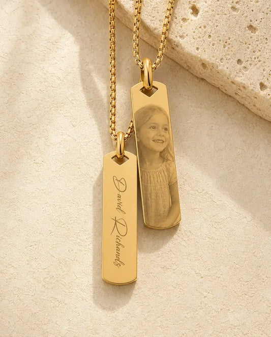 Ketting met Foto – Gegraveerde Staafhanger in Zilver, Goud of Zwart met Naam Achterop