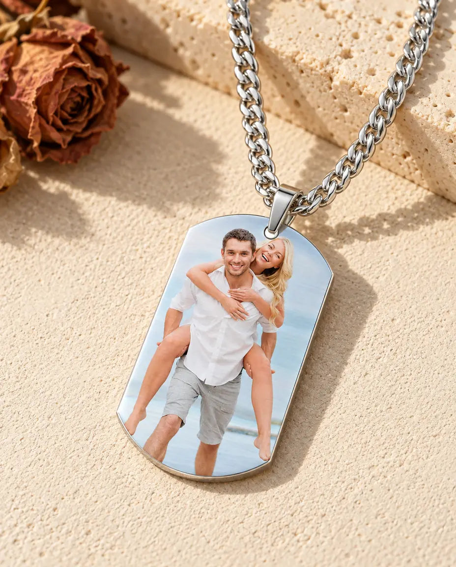 Ketting met foto voor heren van titanium staal met een kleurenfoto van een stel