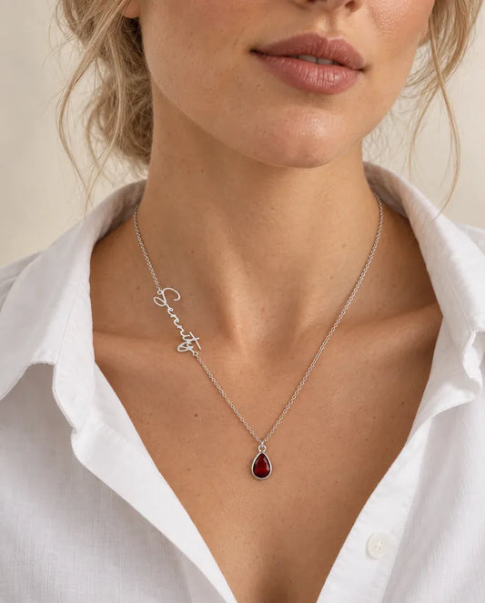 Ketting met Naam en Geboortesteen - gedragen door een model