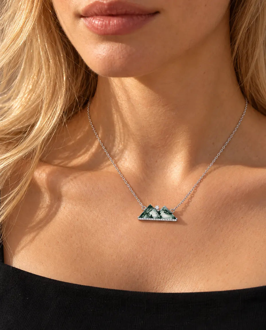 Mosagaat Ketting met Bergtoppen in 925 Sterling Zilver - gedragen door een model, close-up bij het sleutelbeen