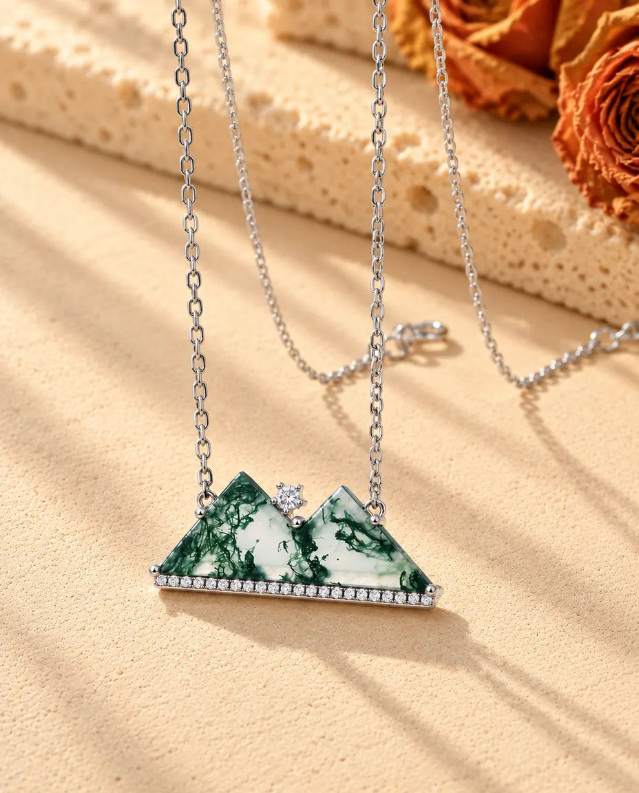 Mosagaat Ketting met Bergtoppen in 925 Sterling Zilver - schuin gefotografeerd op een licht gestructureerd oppervlak
