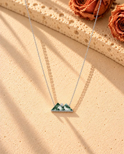 Mosagaat Ketting met Bergtoppen in 925 Sterling Zilver - de hele ketting in een lange V op een licht gestructureerd oppervlak
