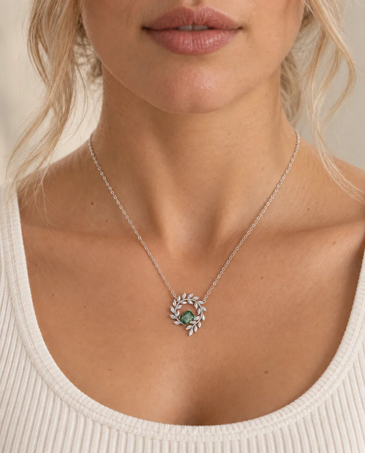 Mosagaat Ketting - gedragen door een model
