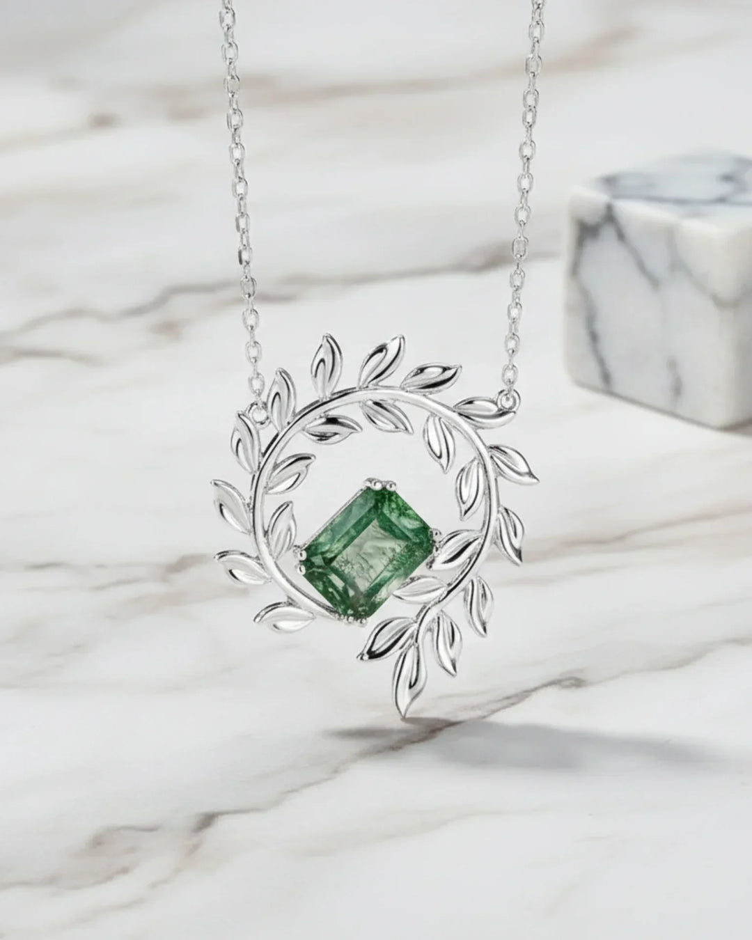 Mosagaat Ketting – Emerald Geslepen Steen in Bladerkrans, 925 Sterling Zilver