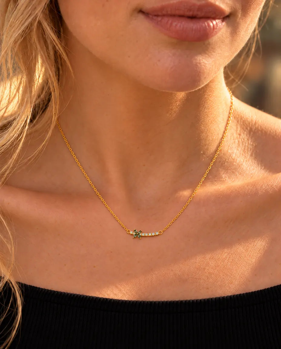 Mosagaat Ketting met Bloem in Verguld 925 Sterling Zilver - gedragen door een model, close-up bij het sleutelbeen