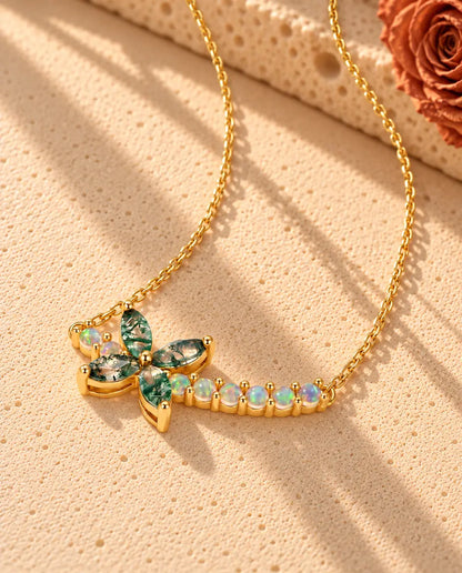 Mosagaat Ketting met Bloem in Verguld 925 Sterling Zilver - schuin gefotografeerd op een licht gestructureerd oppervlak