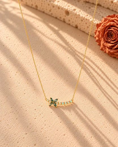 Mosagaat Ketting met Bloem in Verguld 925 Sterling Zilver - de hele ketting in een lange V op een licht gestructureerd oppervlak