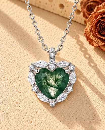 Mosagaat Ketting Hart Halo in 925 Sterling Zilver - liggend op een licht gestructureerd oppervlak naast een blok travertijn
