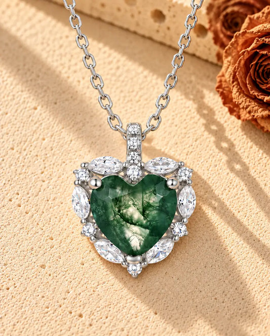 Mosagaat Ketting Hart Halo in 925 Sterling Zilver - liggend op een licht gestructureerd oppervlak naast een blok travertijn