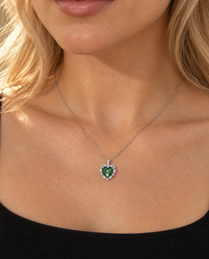 Mosagaat Ketting Hart Halo in 925 Sterling Zilver - gedragen door een model, close-up bij het sleutelbeen