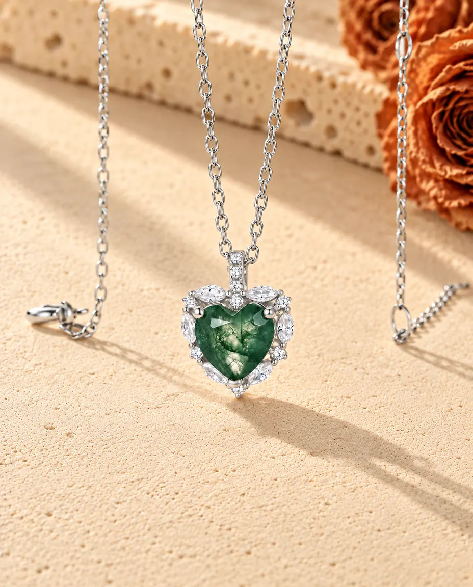 Mosagaat Ketting Hart Halo in 925 Sterling Zilver - schuin gefotografeerd op een licht gestructureerd oppervlak