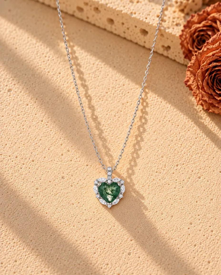 Mosagaat Ketting Hart Halo in 925 Sterling Zilver - de hele ketting in een lange V op een licht gestructureerd oppervlak