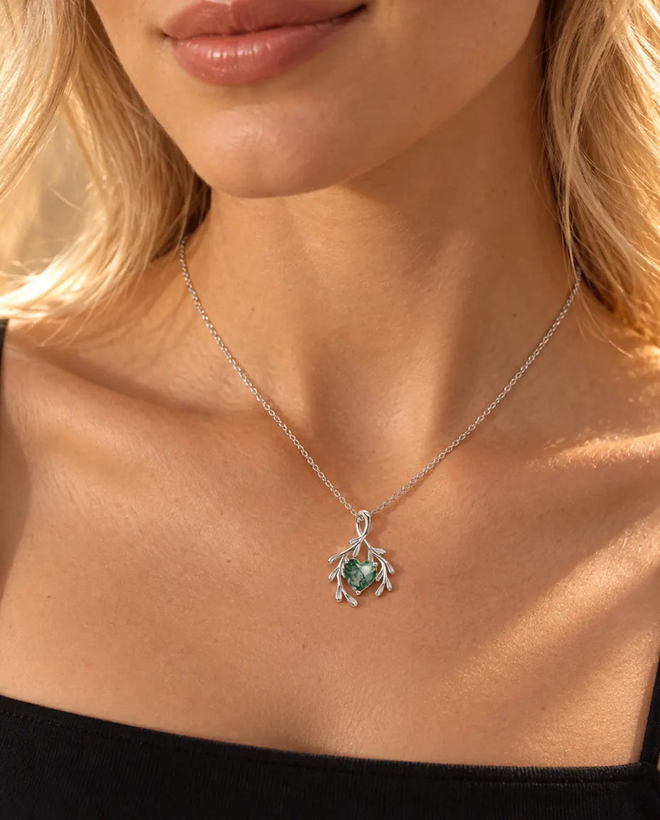 Mosagaat Ketting Hart met Takjes in 925 Sterling Zilver - gedragen door een model, close-up bij het sleutelbeen