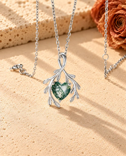 Mosagaat Ketting Hart met Takjes in 925 Sterling Zilver - schuin gefotografeerd op een licht gestructureerd oppervlak