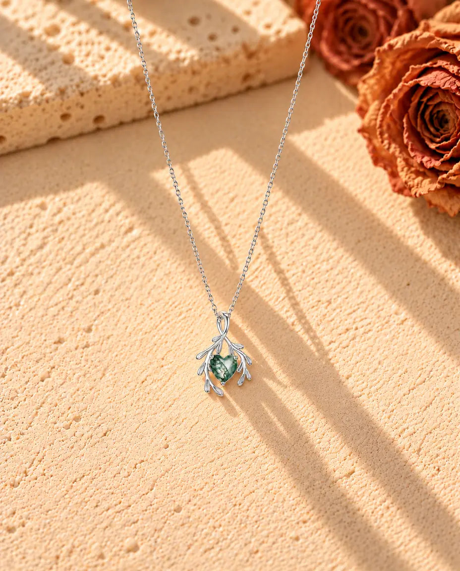 Mosagaat Ketting Hart met Takjes in 925 Sterling Zilver - de hele ketting in een lange V op een licht gestructureerd oppervlak
