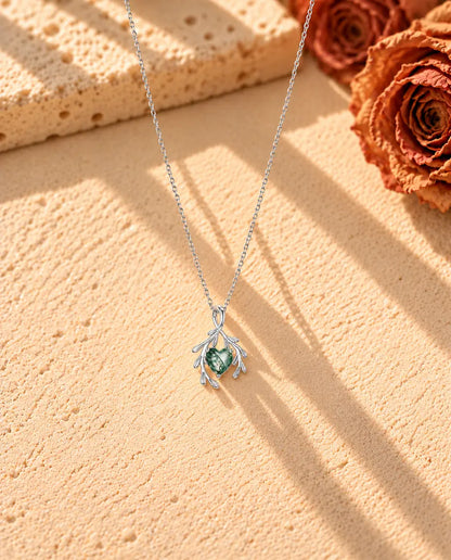 Mosagaat Ketting Hart met Takjes in 925 Sterling Zilver - de hele ketting in een lange V op een licht gestructureerd oppervlak