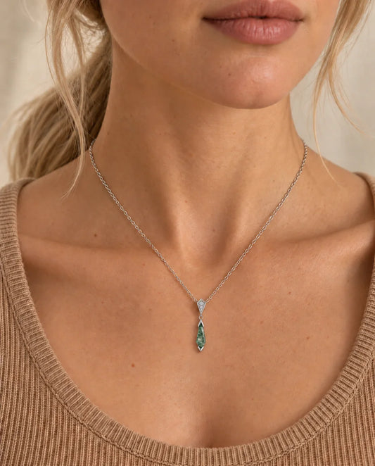 Mosagaat Ketting - gedragen door een model