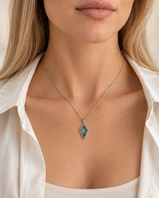 Mosagaat Ketting - gedragen door een model