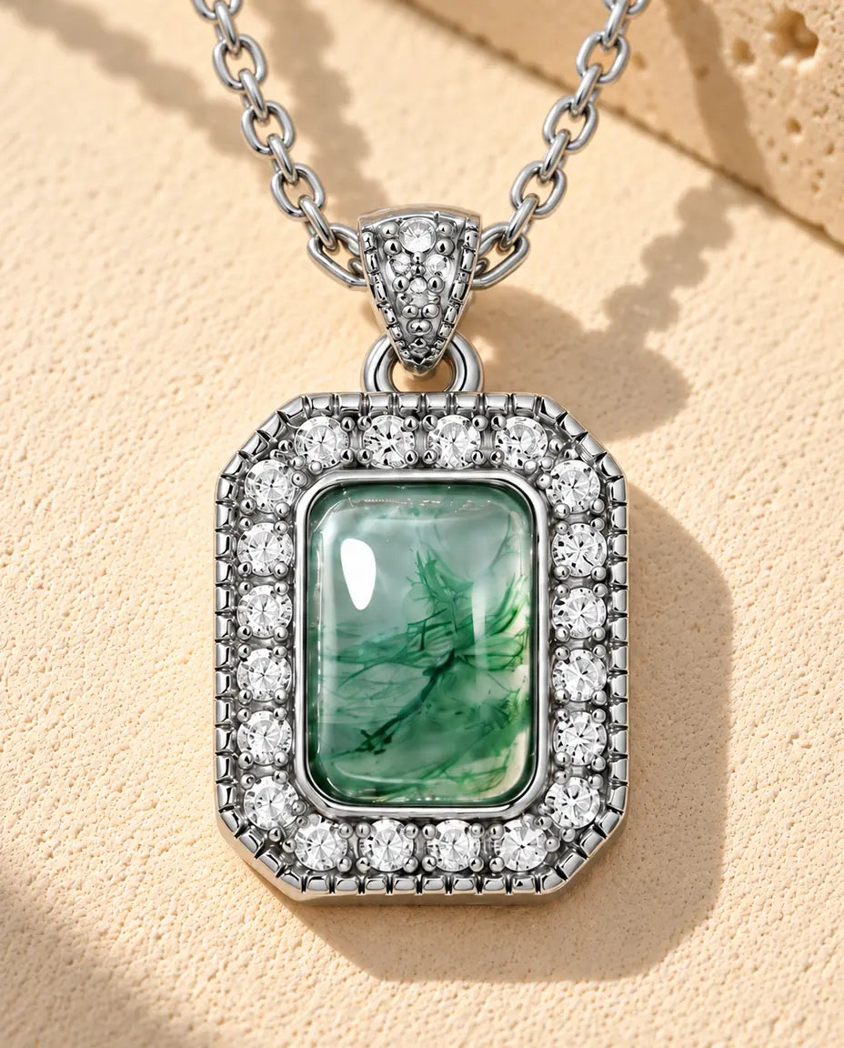 Mosagaat Halo Ketting in 925 Sterling Zilver - liggend op een licht gestructureerd oppervlak naast een blok travertijn