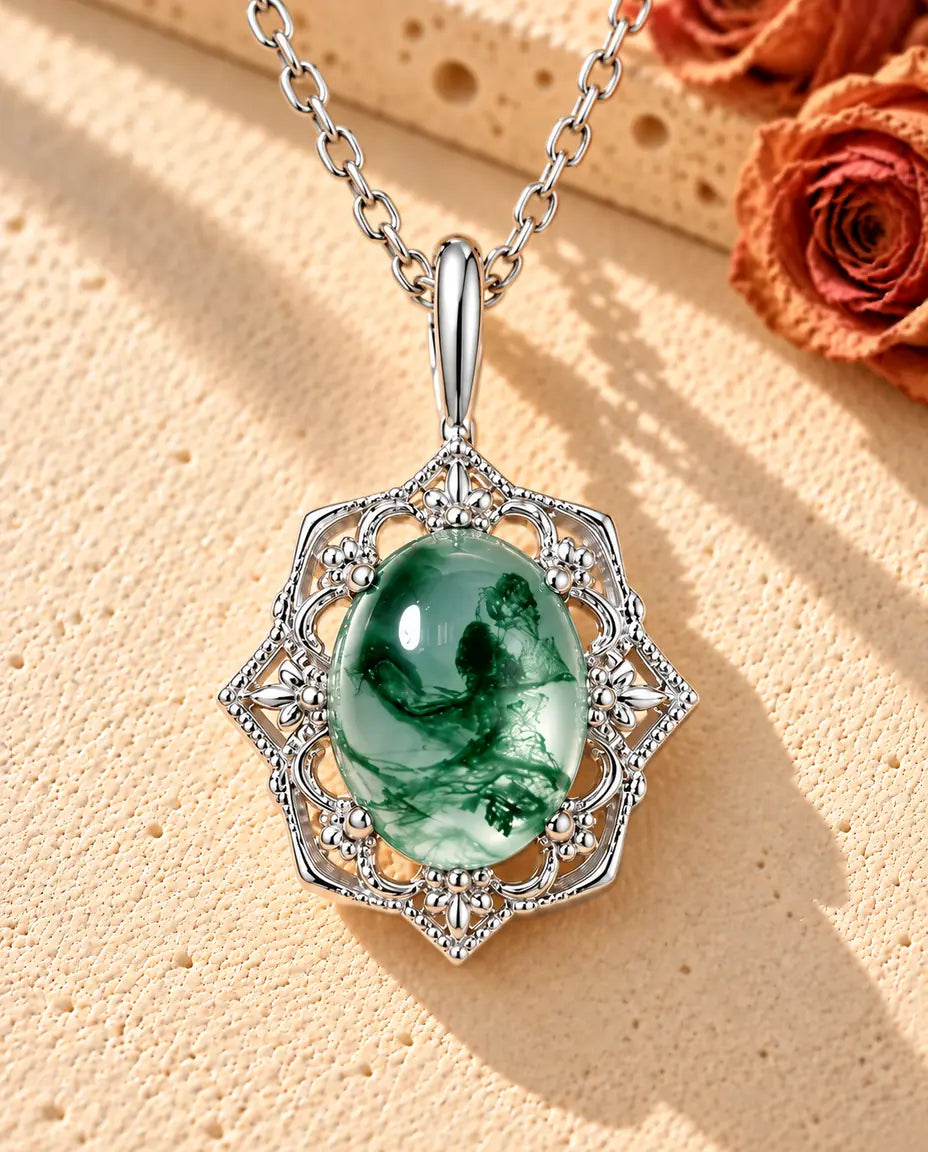 Vintage Mosagaat Ketting in 925 Sterling Zilver - liggend op een licht gestructureerd oppervlak naast een blok travertijn