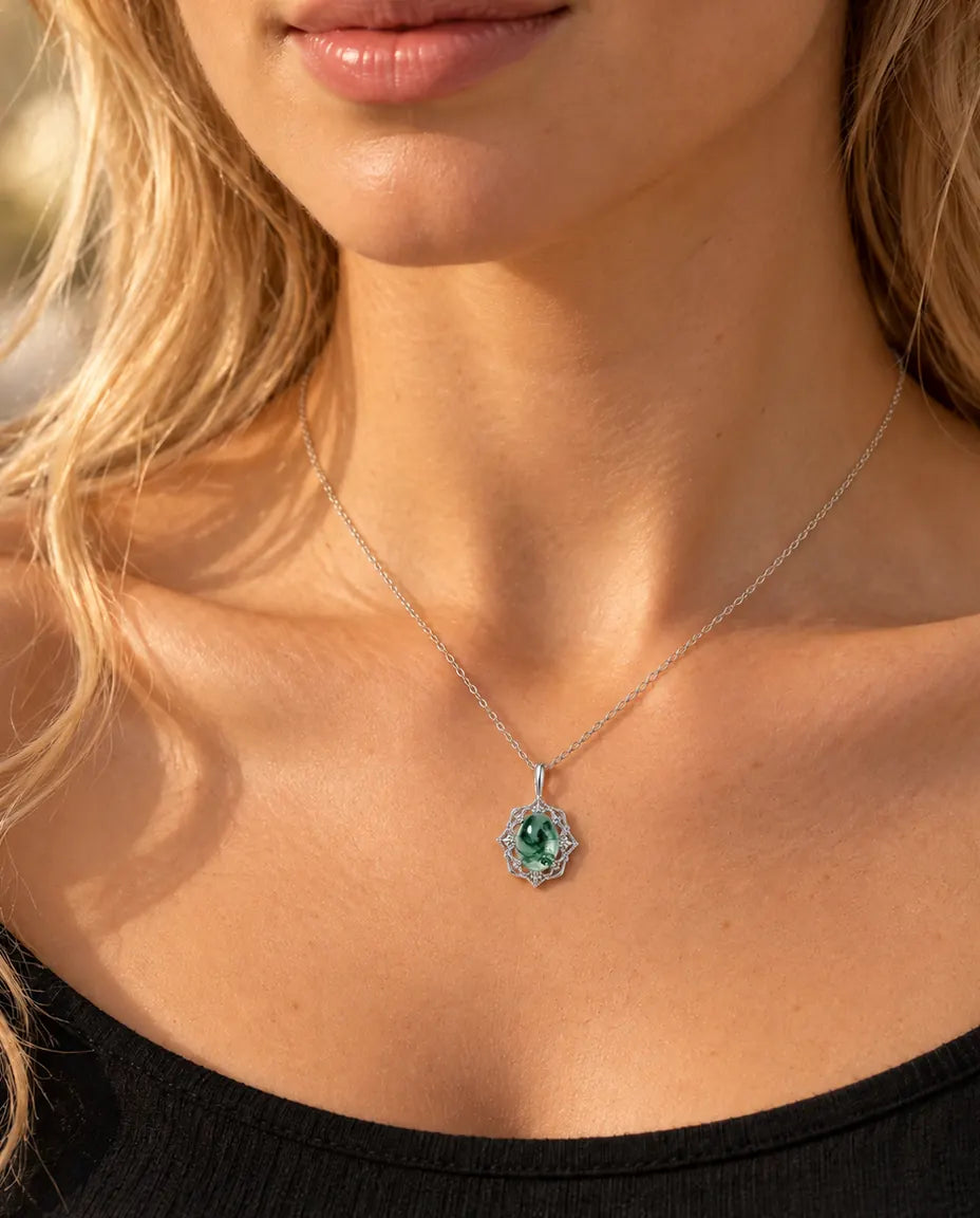 Vintage Mosagaat Ketting in 925 Sterling Zilver - gedragen door een model, close-up bij het sleutelbeen
