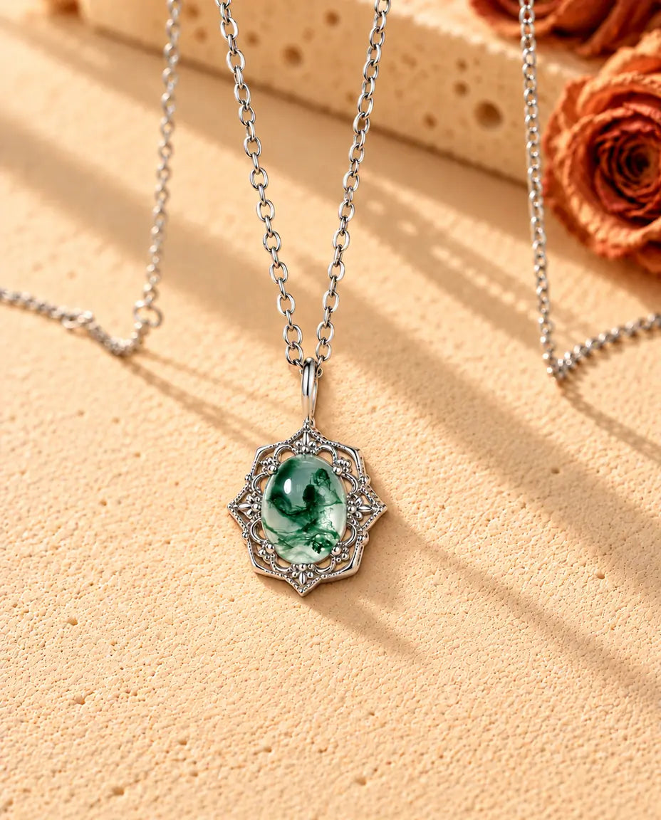 Vintage Mosagaat Ketting in 925 Sterling Zilver - schuin gefotografeerd op een licht gestructureerd oppervlak