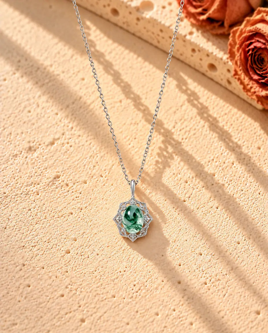Vintage Mosagaat Ketting in 925 Sterling Zilver - de hele ketting in een lange V op een licht gestructureerd oppervlak