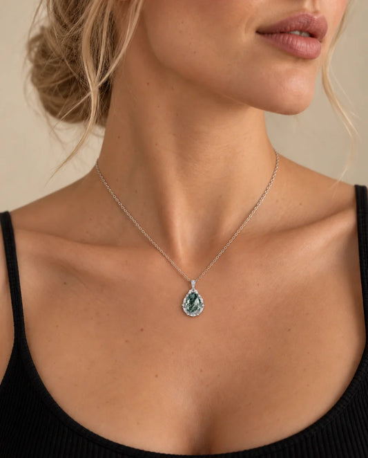 Mosagaat Ketting - gedragen door een model